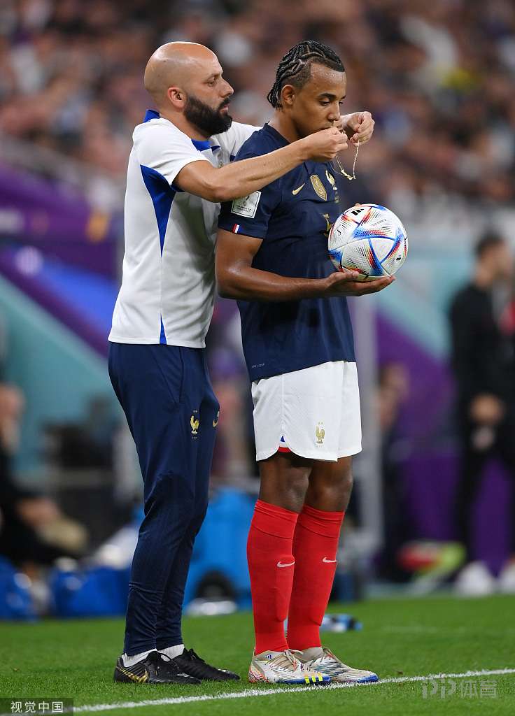 致敬王燊超孔德戴金项链踢世界杯 半场结束前才被发现并摘掉 4 致敬王燊超孔德戴金项链踢世界杯 半场结束前才被发现并摘掉